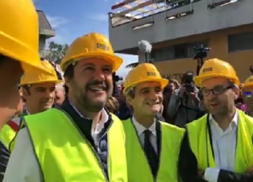 Salvini a Bergamo, Vigili del fuoco rimuovono striscione polemico. FOTO
