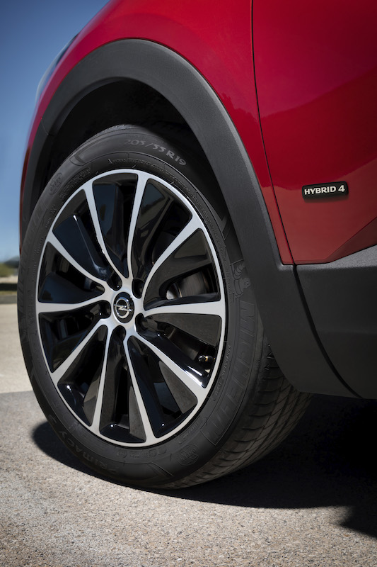 Opel alza il sipario sulla Grandland X Plug-In Hybrid a trazione integrale