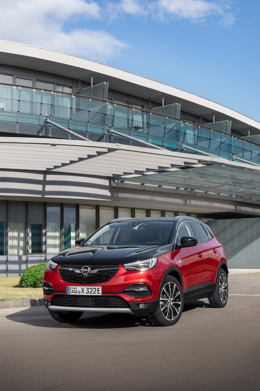 Opel alza il sipario sulla Grandland X Plug-In Hybrid a trazione integrale