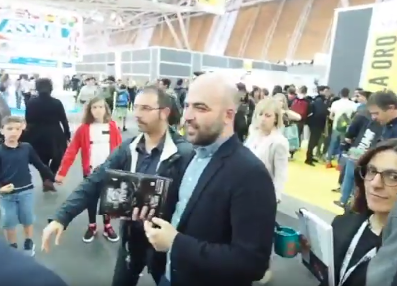 Salone Torino, Saviano star: industria del selfie e segretaria stile Marilyn Salone Torino, Saviano star: industria del selfie e segretaria stile Marilyn