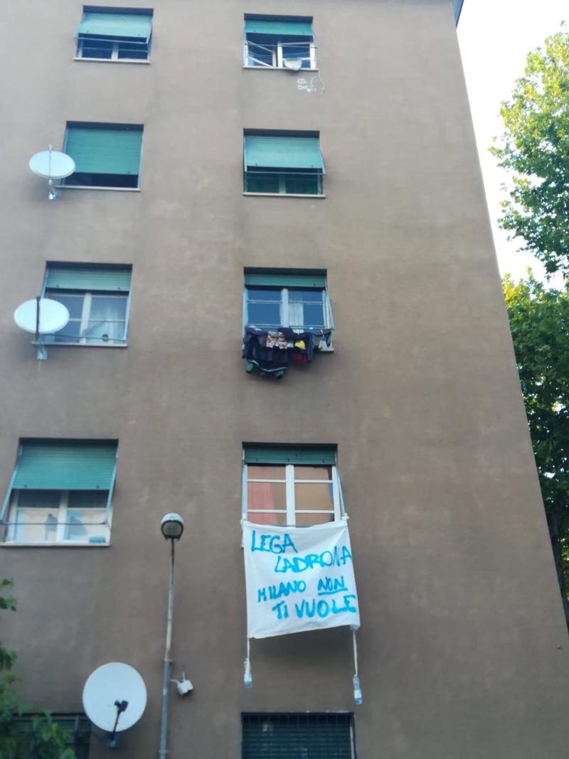 Salvini, anche gli abitanti di San Siro lo sfidano con lenzuola e striscioni