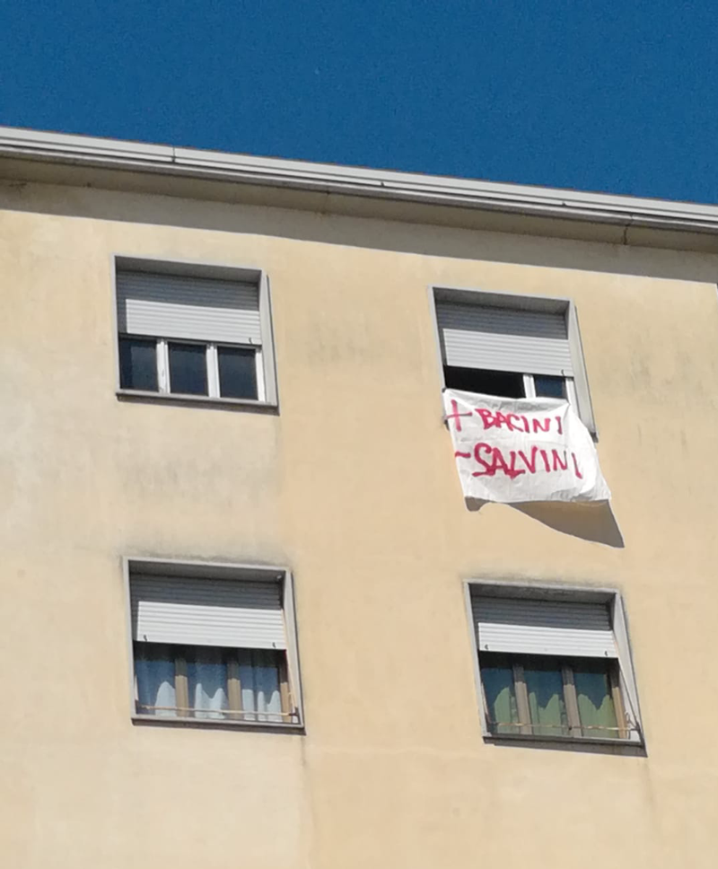 Salvini, anche gli abitanti di San Siro lo sfidano con lenzuola e striscioni