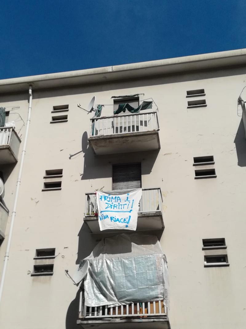 Salvini, anche gli abitanti di San Siro lo sfidano con lenzuola e striscioni