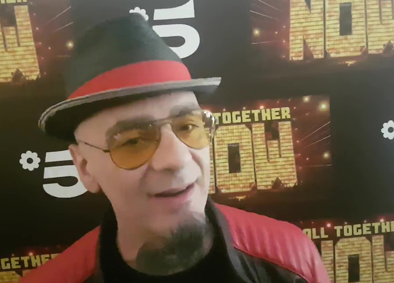 J-Ax racconta All Togheter Now il music game con Michelle Hunziker. VIDEO