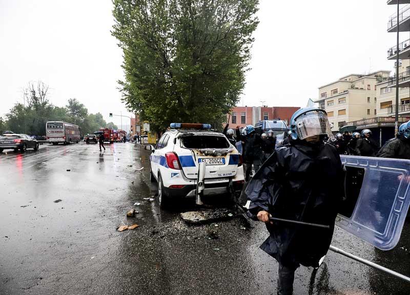 Lazio-Atalanta, follia ultras: attacco ai vigili, città paralizzata e 5 fermi Lazio-Atalanta, follia ultras: attacco ai vigili, città paralizzata e 5 fermi