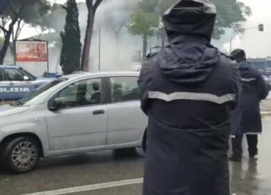 Lazio-Atalanta, follia ultras: attacco ai vigili, città paralizzata e 5 fermi