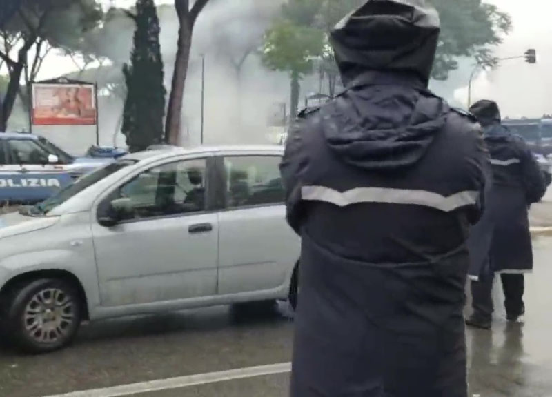 Lazio-Atalanta, follia ultras: attacco ai vigili, città paralizzata e 5 fermi Lazio-Atalanta, follia ultras: attacco ai vigili, città paralizzata e 5 fermi