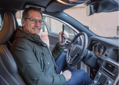 Bologna, Merola: “Sempre al lavoro col bus”. Ma parcheggia la Volvo in Comune