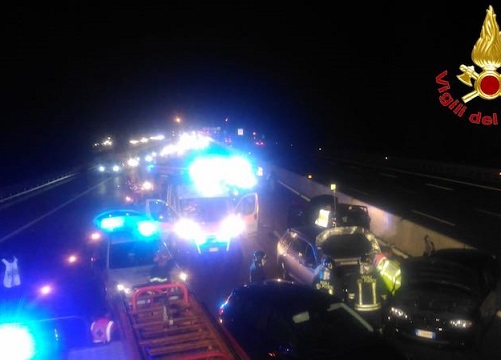 Incidente in A8: tir fuori controllo travolge 2 auto, 5 persone in ospedale Incidente in A8: tir fuori controllo travolge 2 auto, 5 persone in ospedale