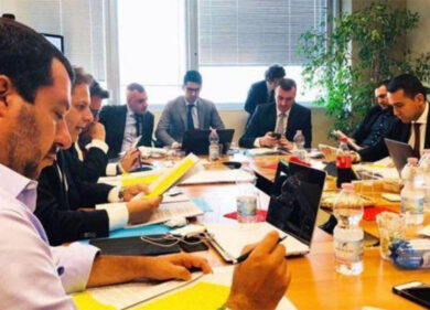 M5S: grave se la Lega sacrifica il governo per tenersi i corrotti