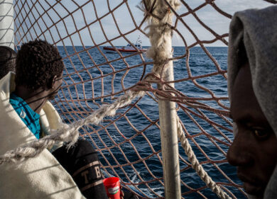Sea Watch, il Viminale autorizza lo sbarco di 7 bambini con i genitori