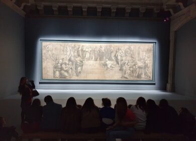 Liceali ammirano Raffaello: lezione di arte alla biblioteca ambrosiana