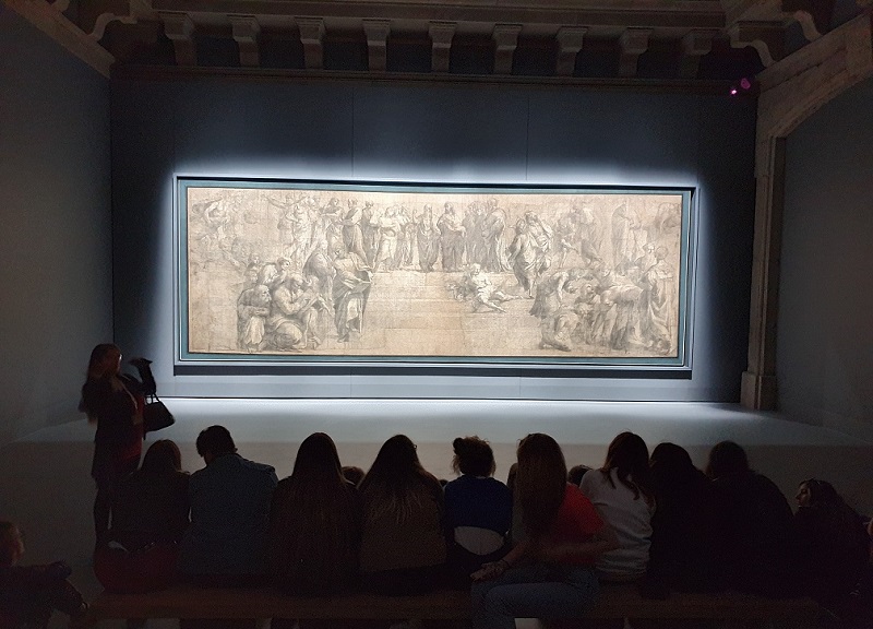 Liceali ammirano Raffaello: lezione di arte alla biblioteca ambrosiana Liceali ammirano Raffaello: lezione di arte alla biblioteca ambrosiana