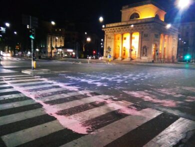 Blitz Non Una di Meno per Galà del Futuro, vernice fucsia in Corso Venezia