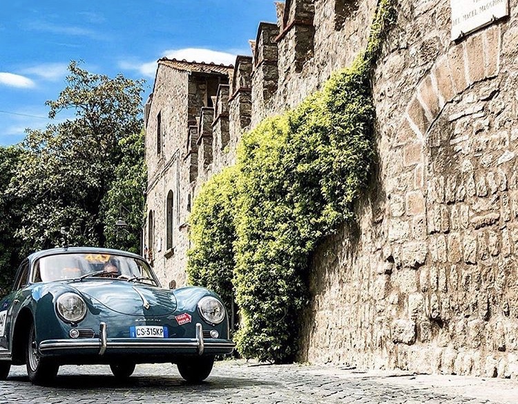La 1000 Miglia arriva a Brescia. In corsa 430 auto d’epoca. Foto La 1000 Miglia arriva a Brescia. In corsa 430 auto d’epoca. Foto