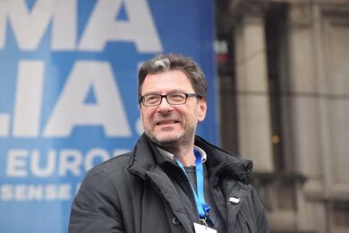 Giorgetti: lavorare seriamente o a casa. Salvini: da lunedì si respira