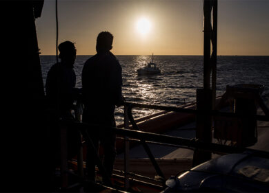 Sea Watch, sbarcano i migranti. Salvini: “Difendo la mia fede salvando vite”