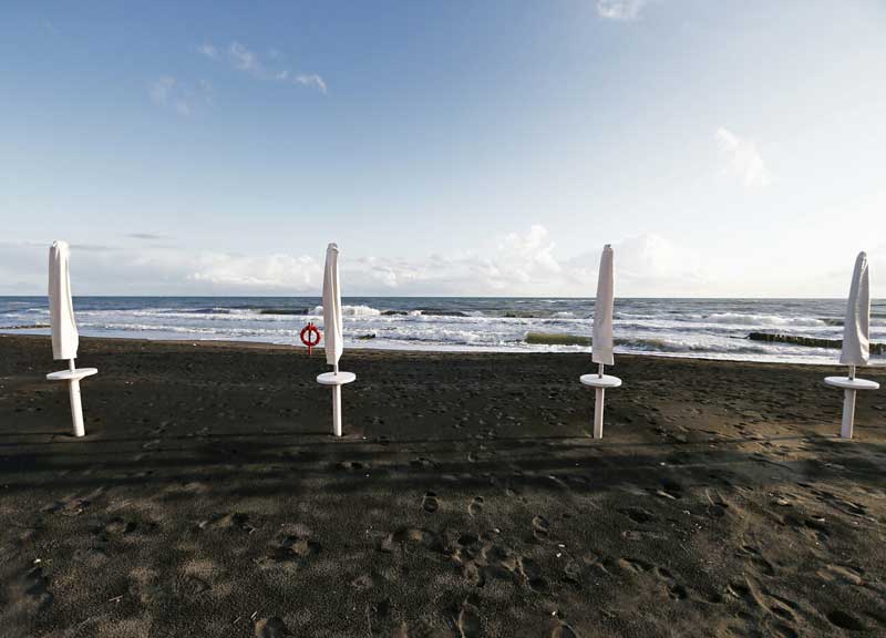 Meteo follia, freddo e pioggia: spiagge deserte. L’allarme: “Estate a rischio”
