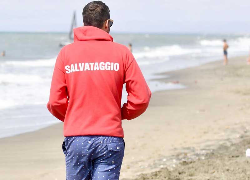 Meteo follia, freddo e pioggia: spiagge deserte. L’allarme: “Estate a rischio”