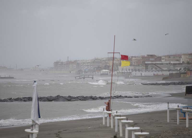 Meteo follia, freddo e pioggia: spiagge deserte. L’allarme: “Estate a rischio”