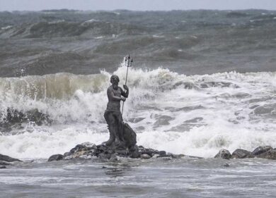 Meteo follia, freddo e pioggia: spiagge deserte. L’allarme: “Estate a rischio”