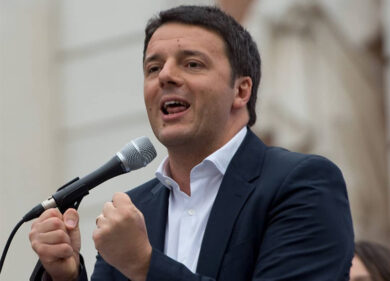 Calenda e Renzi sul palco a Milano: governo pessimo, no ad alleanze con M5s