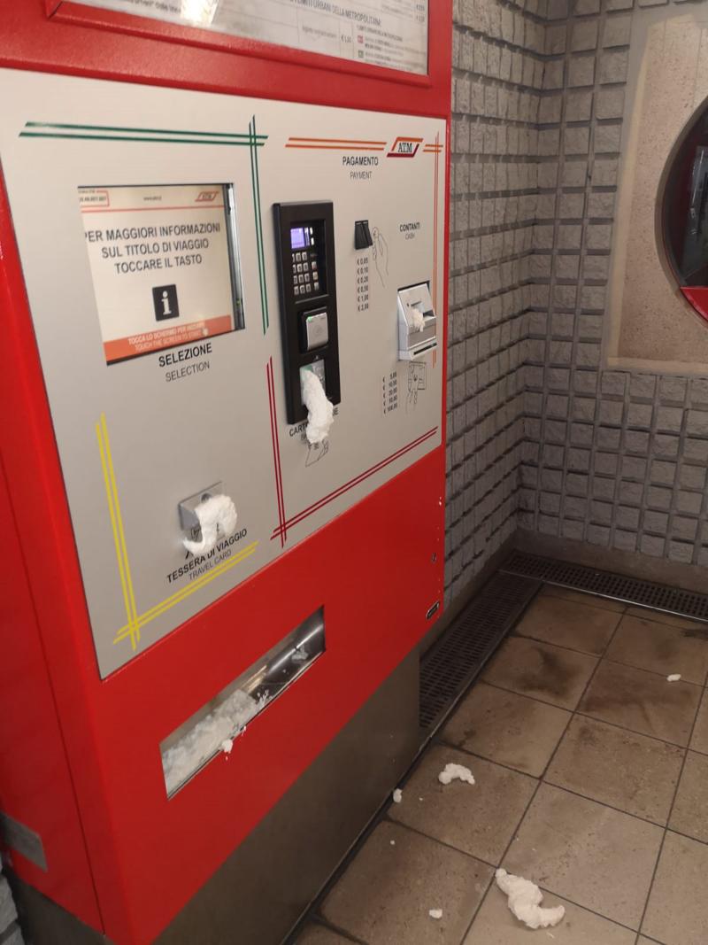 Atm, blitz contro gli aumenti dei biglietti: distribuiti falsi ticket. Foto Atm, blitz contro gli aumenti dei biglietti: distribuiti falsi ticket. Foto