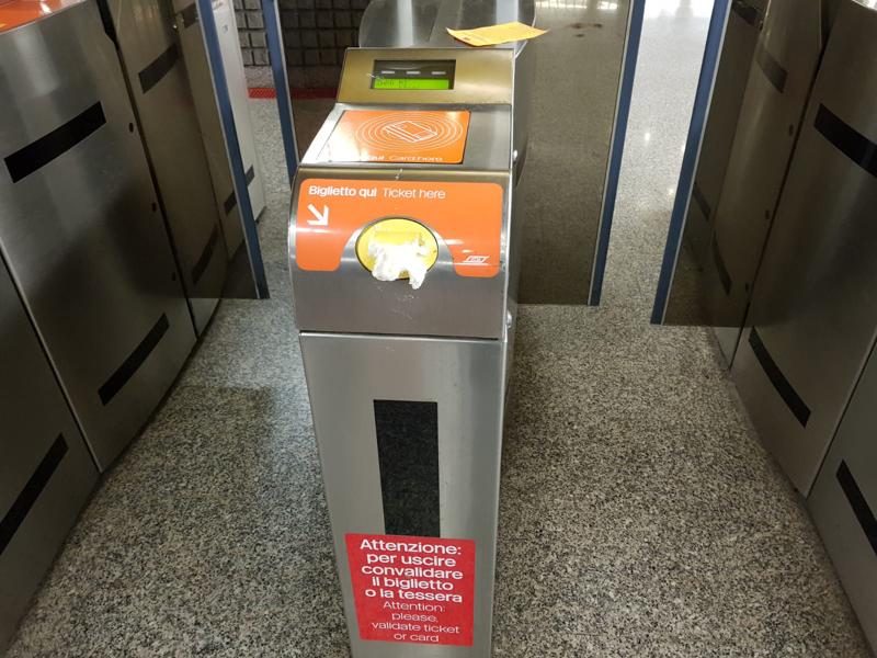 Atm, blitz contro gli aumenti dei biglietti: distribuiti falsi ticket. Foto Atm, blitz contro gli aumenti dei biglietti: distribuiti falsi ticket. Foto