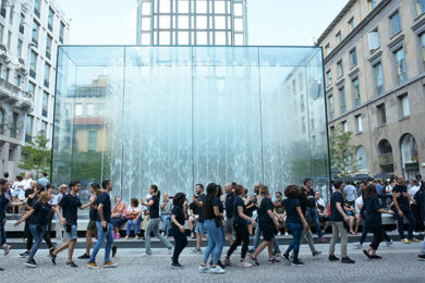 24enne francese fa il bagno nuda nella fontana dell’Apple Store