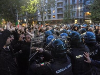Genova, scontri al comizio di Casapound. Un giornalista picchiato