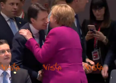 Conte va a salutare Merkel prima dell’inizio della cena al vertice europeo