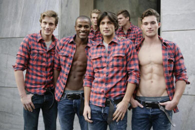 Abercrombie & Fitch vede nero: tonfo in Borsa e addio a Milano