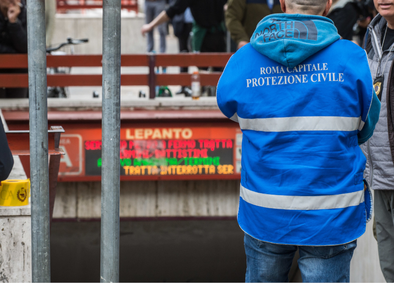 Incidente metro Roma: donna muore incastrata tra i binari. Caos linea A Incidente metro Roma: donna muore incastrata tra i binari. Caos linea A