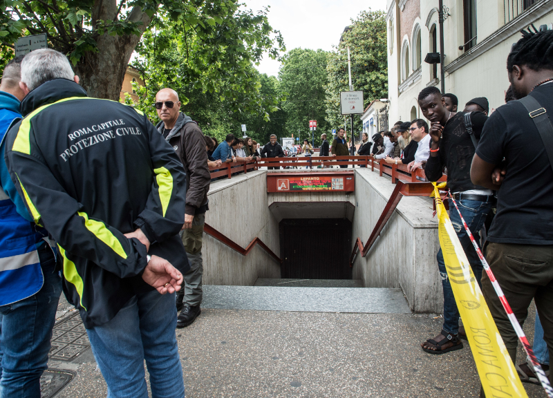 Incidente metro Roma: donna muore incastrata tra i binari. Caos linea A Incidente metro Roma: donna muore incastrata tra i binari. Caos linea A