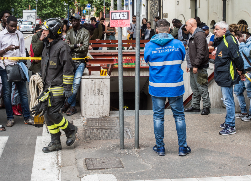 Incidente metro Roma: donna muore incastrata tra i binari. Caos linea A Incidente metro Roma: donna muore incastrata tra i binari. Caos linea A