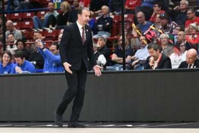 Olimpia Milano ko contro Sassari. Pianigiani: “Troppi errori al tiro e troppo nervosismo”