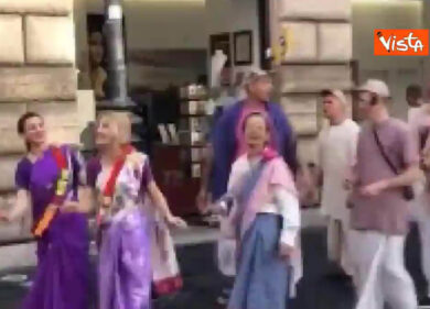 Salvini vede gli Hare Krishna: “Nella prossima vita voglio farlo anche io”