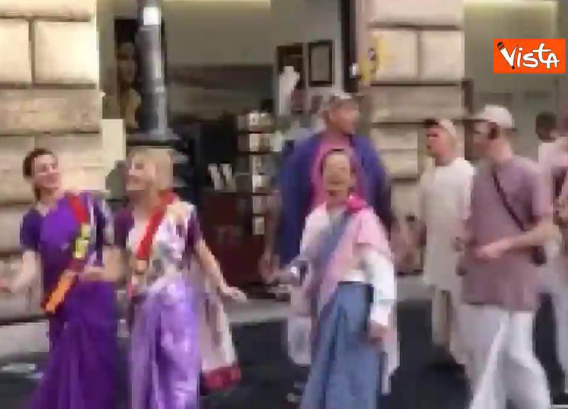 Salvini vede gli Hare Krishna: “Nella prossima vita voglio farlo anche io” Salvini vede gli Hare Krishna: “Nella prossima vita voglio farlo anche io”