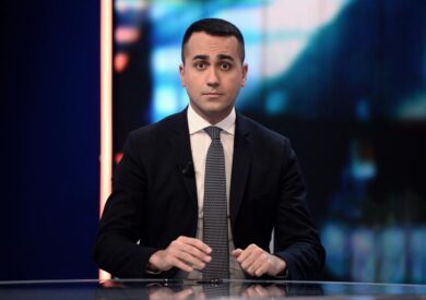 M5s: “Governo di colonnelli incapaci”. E’ crisi senza fine