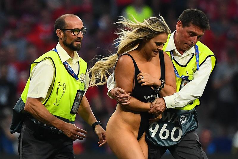 Champions, Tottenham-Liverpool: la sensuale invasione di Kinsey Wolanski Champions, Tottenham-Liverpool: la sensuale invasione di Kinsey Wolanski