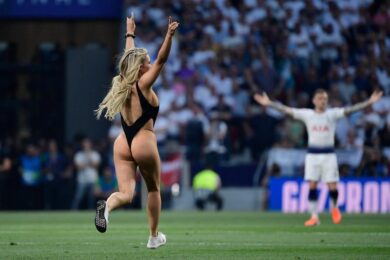 Champions, Tottenham-Liverpool: la sensuale invasione di Kinsey Wolanski