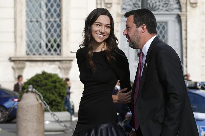 Galleria foto 'Governo: in scena la ‘pax con riserva’. Salvini Di Maio con le due first lady' - foto 1