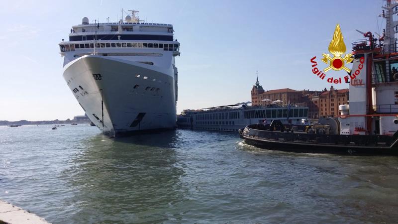Venezia, collisione in laguna: si accelera sullo stop alle grandi navi