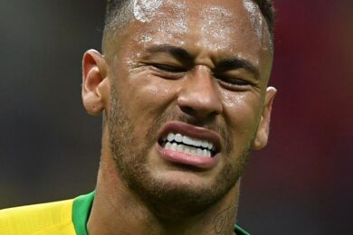 Neymar accusato di stupro in hotel a Parigi. Lui si difende: “Un’estorsione”