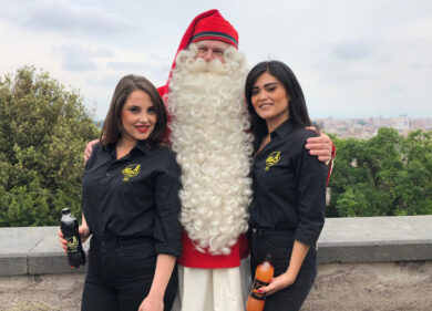 Babbo Natale in vacanza a Roma a bordo di una Ferrari scortato da Chin8Neri