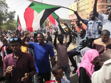Sudan, l’esercito attacca il sit-in di protesta contro il governo: 9 morti