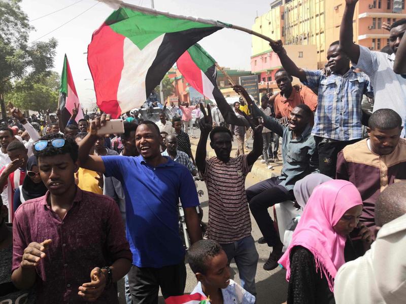 Sudan, l’esercito attacca il sit-in di protesta contro il governo: 9 morti Sudan, l’esercito attacca il sit-in di protesta contro il governo: 9 morti