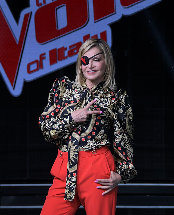 THE VOICE OF ITALY 2019, atto finale con Simona Ventura stile Madonna THE VOICE OF ITALY 2019, atto finale con Simona Ventura stile Madonna