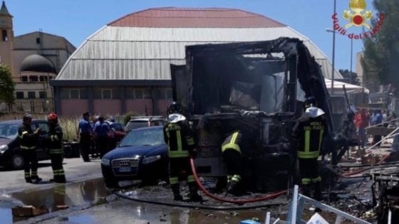 Gela, esplode bombola gas al mercato rionale. Quattordici feriti, cinque gravi Gela, esplode bombola gas al mercato rionale. Quattordici feriti, cinque gravi
