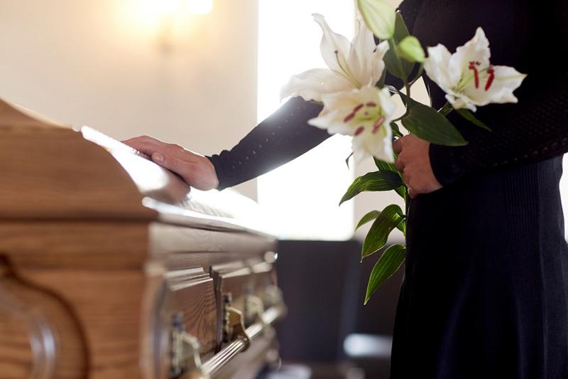 Funerali, 3 mln di italiani si indebitano per l’ultimo saluto ai propri cari Funerali, 3 mln di italiani si indebitano per l’ultimo saluto ai propri cari